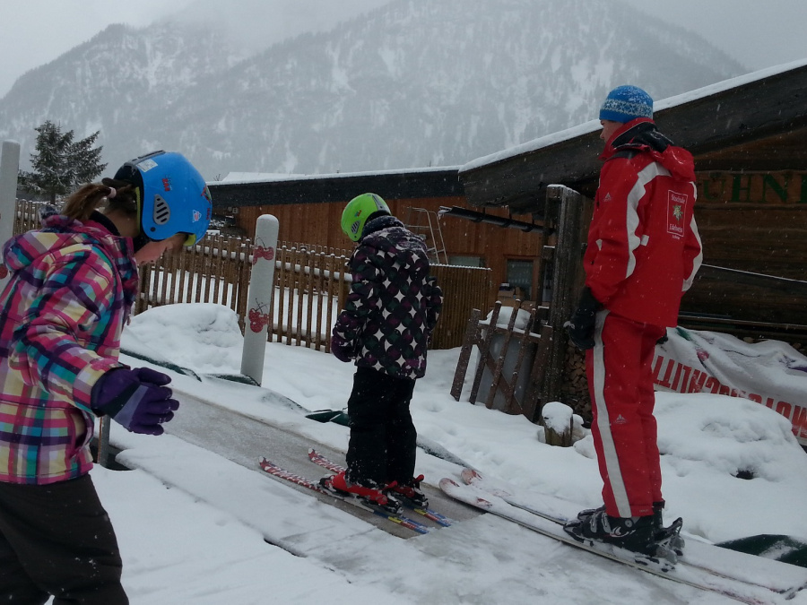 Mit dem Förderband von der Skischule Edelweiss skifahren lernen